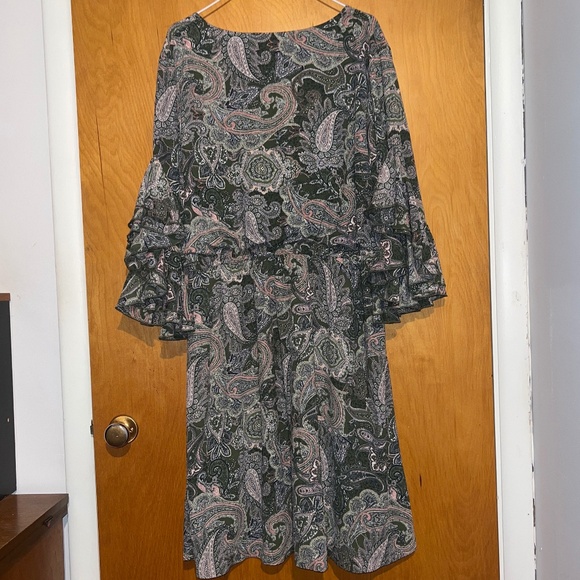 Paisley plus size dress layered ruffle sleeve - Picture 3 of 5